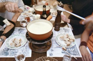 Du 5 au 7 décembre, un menu typiquement vaudois, comprenant notamment la traditionnelle fondue, est proposé dans plus de 80 restaurants du canton pour le prix de 20 francs (photo d'illustration). KEYSTONE/MARTIN RUETSCHI